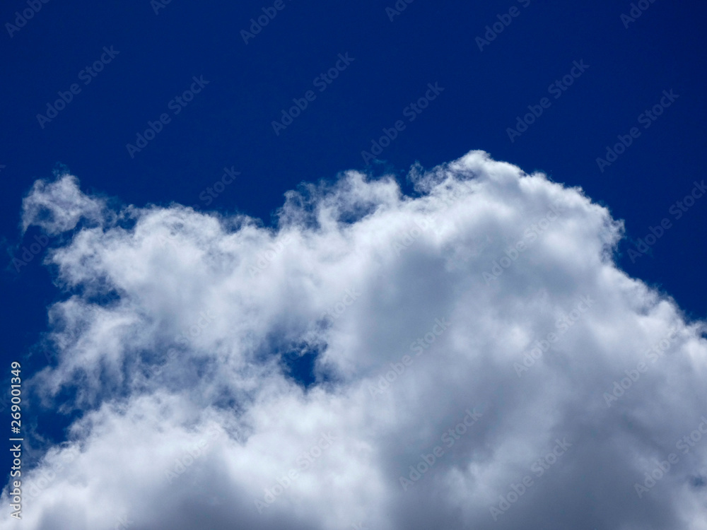 Nubes surcando un cielo de color azul intenso Nubes surcando un cielo de color azul intenso