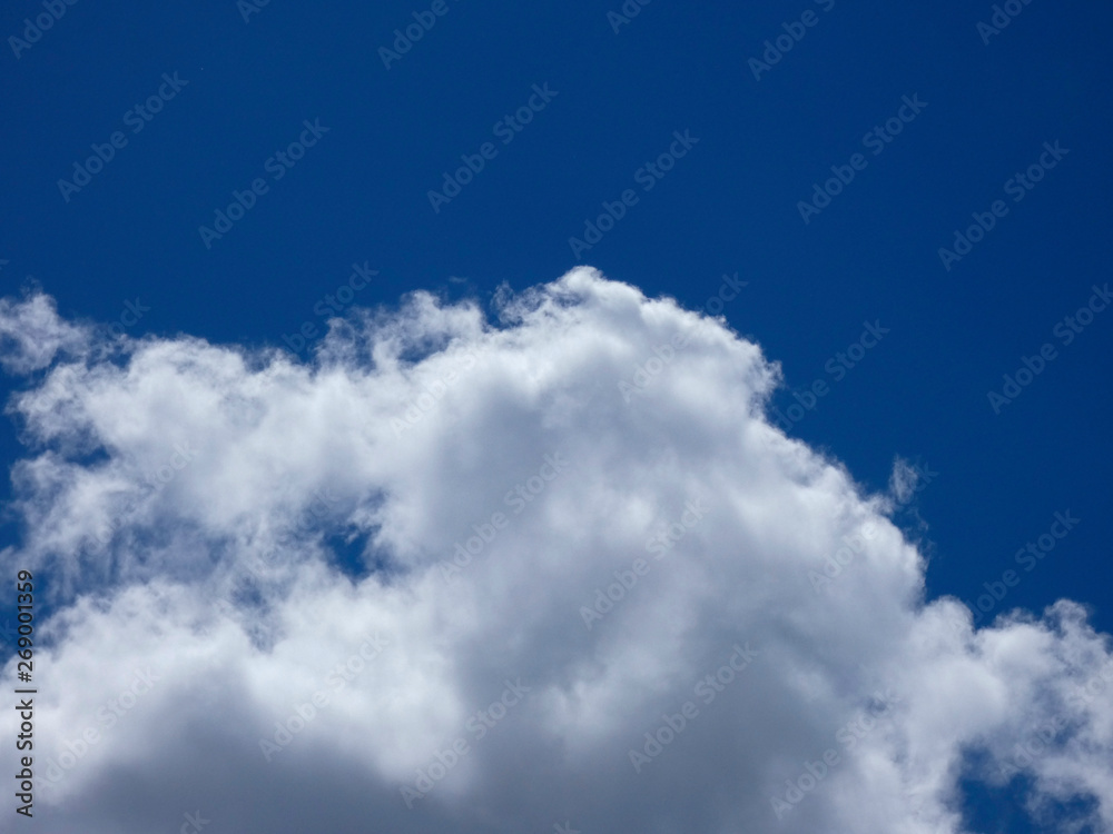 Nubes surcando un cielo de color azul intenso Nubes surcando un cielo de color azul intenso