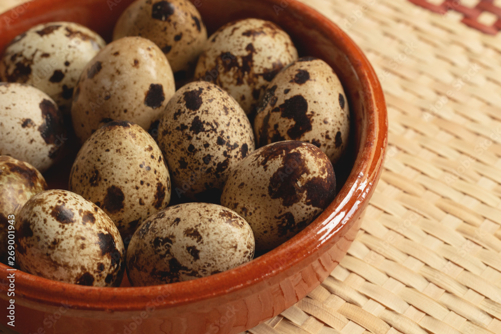 Obraz premium Fresh quail eggs ready for cooking
