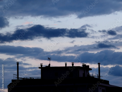 Nubes en el horizonte al anochecer