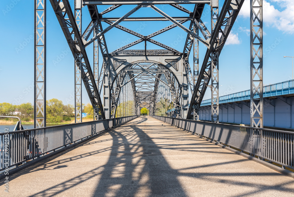 The old Harburger elbe bridge is a steel arch bridge connecting the Hamburg districts of Harburg and Wilhelmsburg via the southern Elbe
