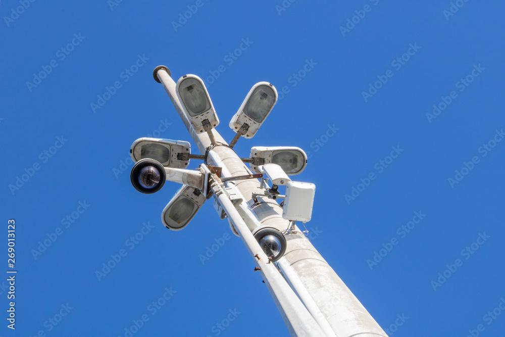 Mât urbain, Caméra de surveillance, éclairage public et antenne relais