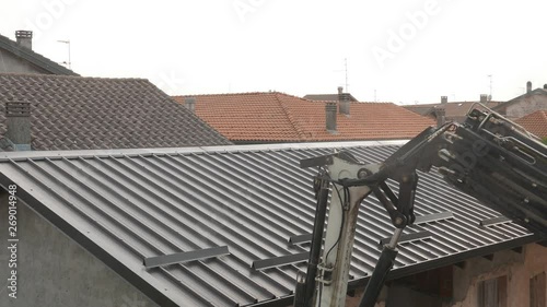 Wallpaper Mural crane working on building site Torontodigital.ca