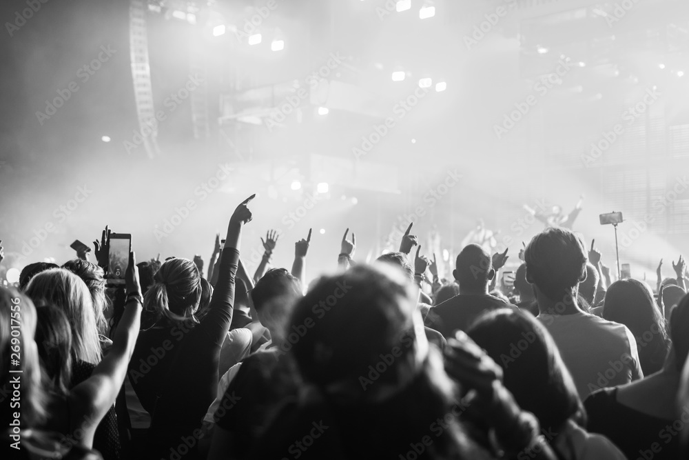 Obraz premium people at a concert with their hands in the air dancing and singing 