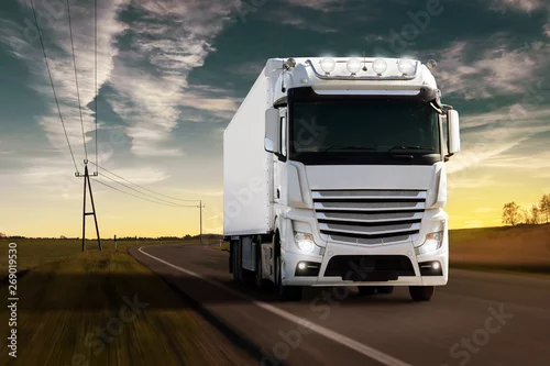 Obraz Zmierzch z ciężarówką na wiejskiej drodze.