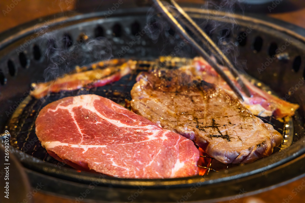 網の上で焼くジューシーな焼肉 網の上で焼くジューシーな焼肉