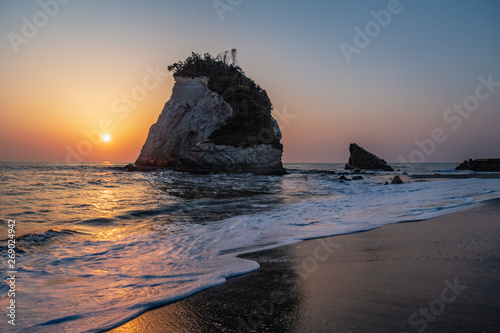 朝日と岩 © 武志 早川