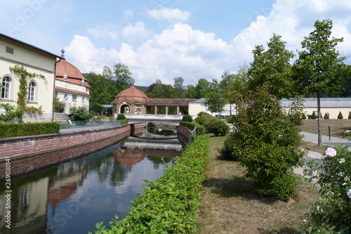 Kurpark in Bad Brückenau mit Kanal, Brücke und Kurhäusern © Falko Göthel
