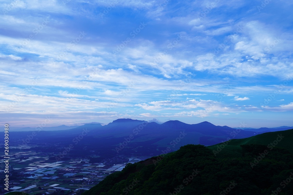Fototapeta premium 雲に覆われた早朝の阿蘇地方の風景