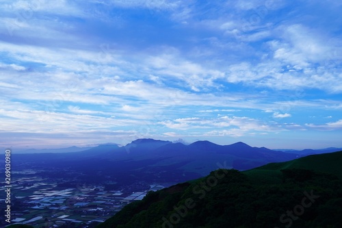雲に覆われた早朝の阿蘇地方の風景 © 初男 竹本
