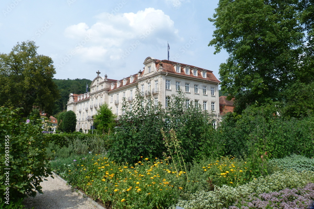 Blumenrabatte und barockes Kurhaus in Bad Brückenau