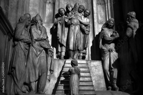 scultura nel duomo di milano, altare di presentazione alla vergine di Agostino Busto detto il Bambaia photo