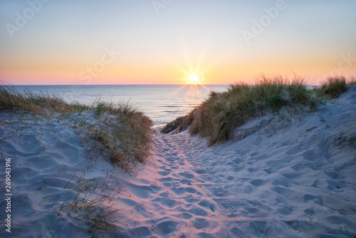 Fototapeta Naklejka Na Ścianę i Meble -  Strandübergang zur Nordsee - Dänemark
