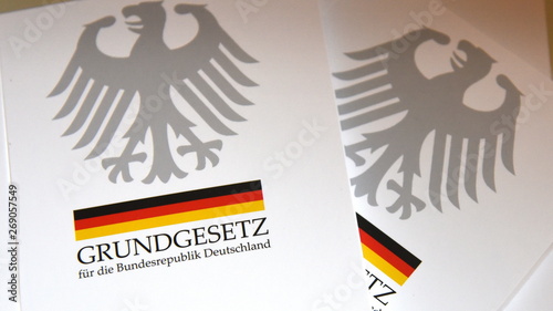 Grundgesetz der Bundesrepublik Deutschland auf einem Tisch