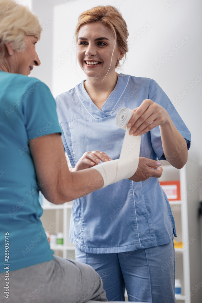 Obraz premium Nice good looking woman talking to her patient