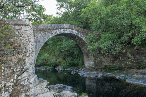 puente do demo en piedra y un arco de la época mediaval y con el rio deza por debajo photo