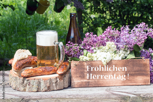 Tafel mit Text Fr  hlichen Herrentag  mit Bratwurst und Bier