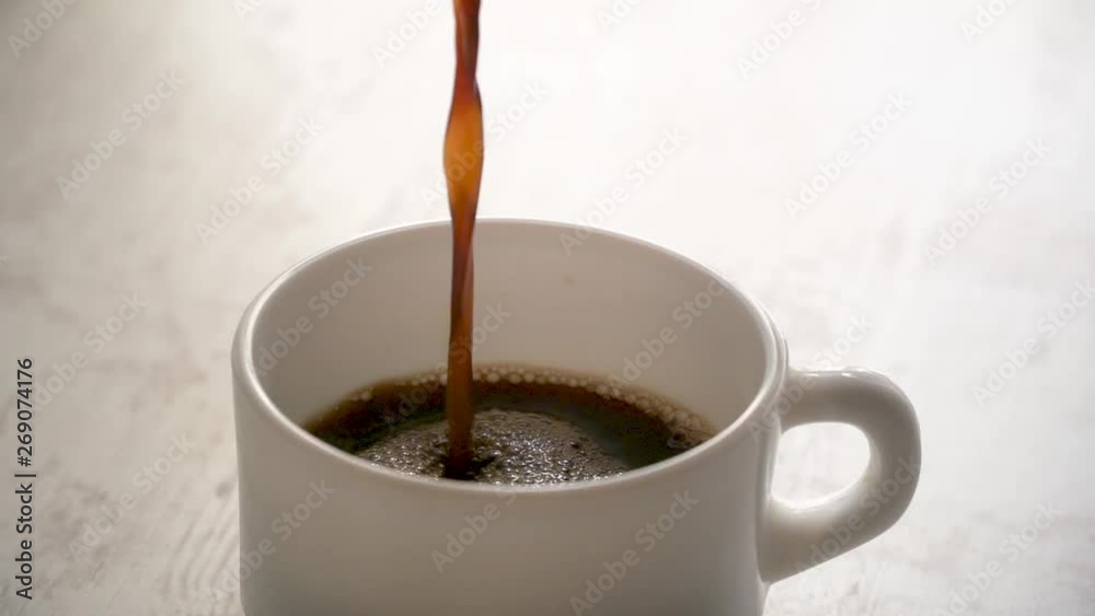 verse café dans une tasse en slow motion