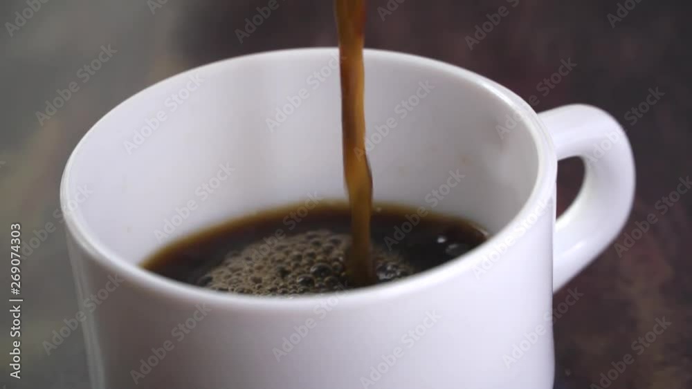 versement café tasse, ralentit 