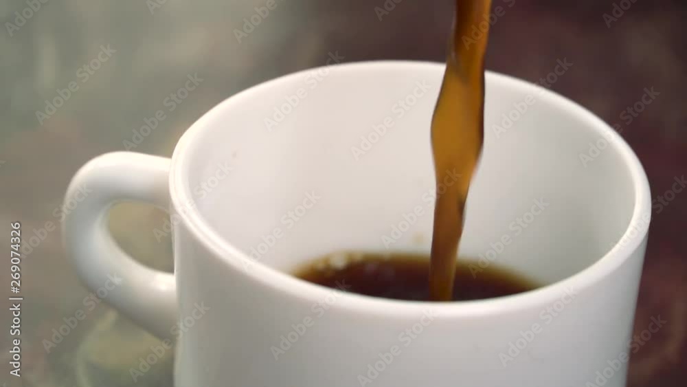 servir du café en slow motion