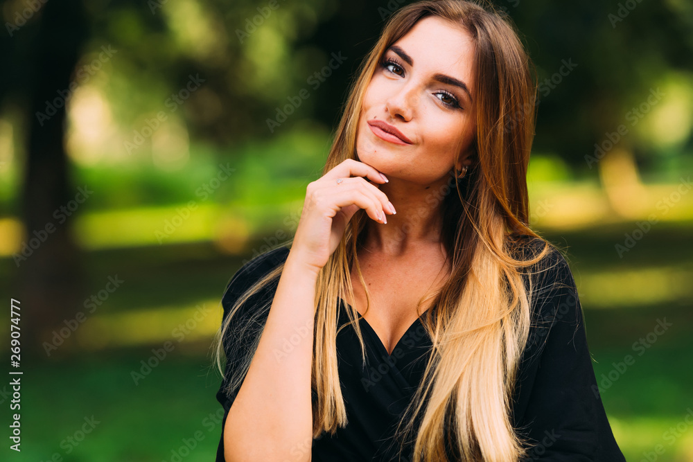 Fototapeta premium beautiful young woman looking into the camera. hand around the f