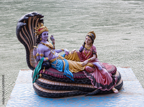 Slika na platnu Statue of Vishnu and Lakshmi on the Ganges coast in Rishikesh