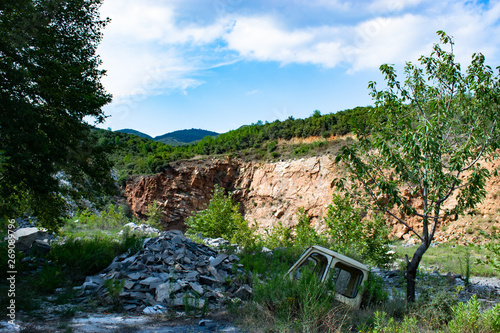 Ein Lost Place bei einem kleinem Steinbruch im Griechenland