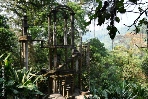 Castillo de bambú Edward James jardines en México photo