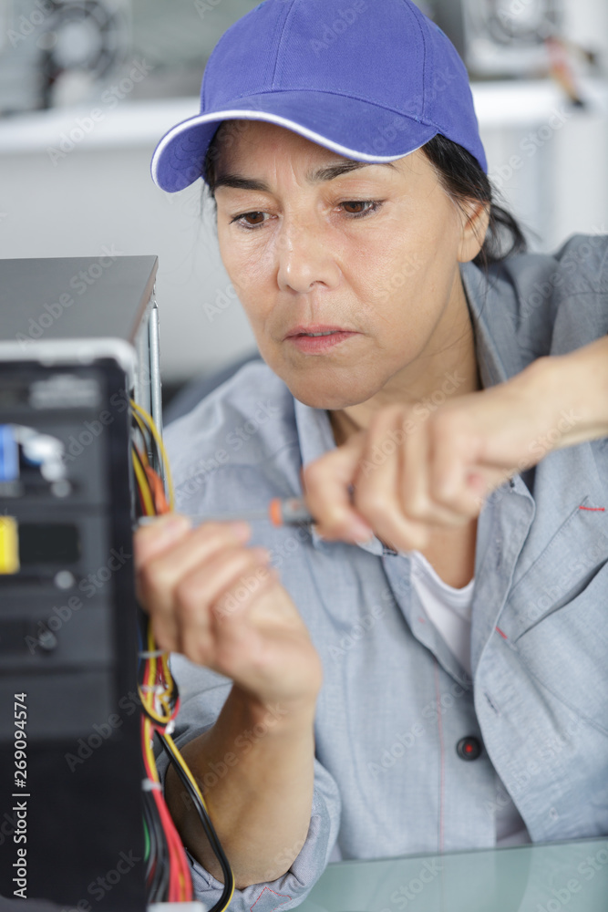 mature woman fix pc component in service center mature woman fix pc component in service center