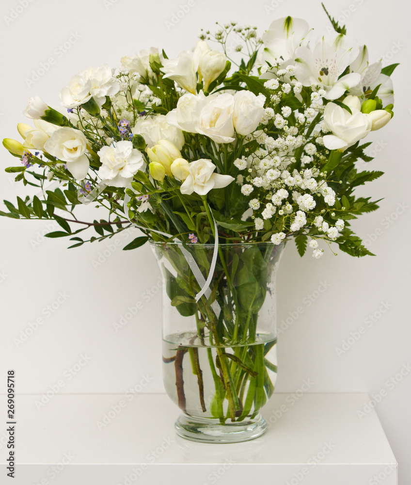 Obraz białe kwiaty na szklanej wazonie dekoracji domu. #269095718 - Zioła -  Obrazy na płótnie | ecowall24.pl