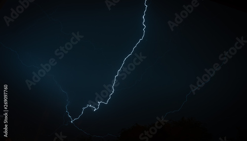 Fotografía spectacular thunder in the sky, unedited photo