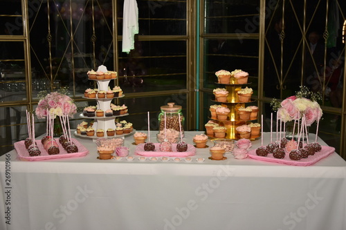 Mesa adornada con cupcakes  duldes  golosinas en fista de 15 a  os y boda