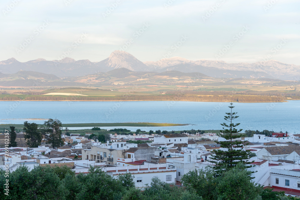 Bornos es una ciudad y municipio ubicado en la provincia de Cádiz, España. Vista del embalse desde la parte más alta de la ciudad