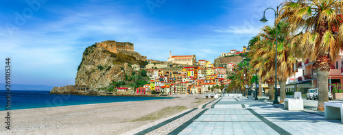 Photo Beautiful seaside town village Scilla with old medieval castle on rock Castello