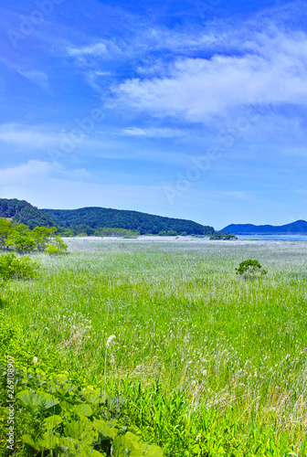 北海道釧路市、初夏の塘路湖と釧路湿原