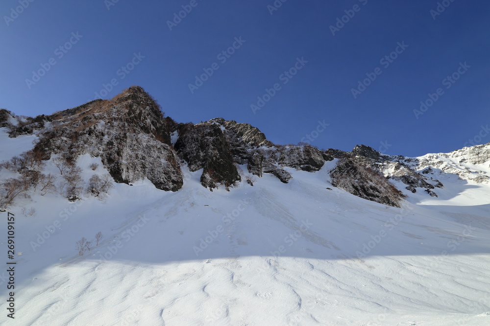 残雪期の涸沢カール ( Hotaka mountain range covered with the remaining snow at Karasawa curl. ) 残雪期の涸沢カール ( Hotaka mountain range covered with the remaining snow at Karasawa curl. )