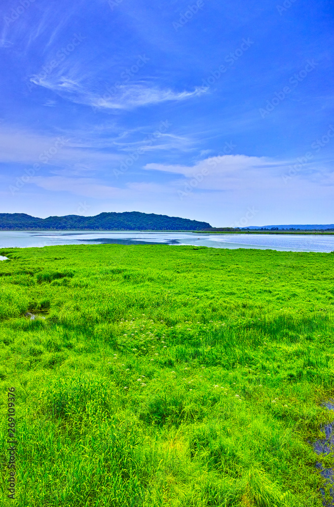 北海道釧路市、初夏のシラルトロ沼と釧路湿原