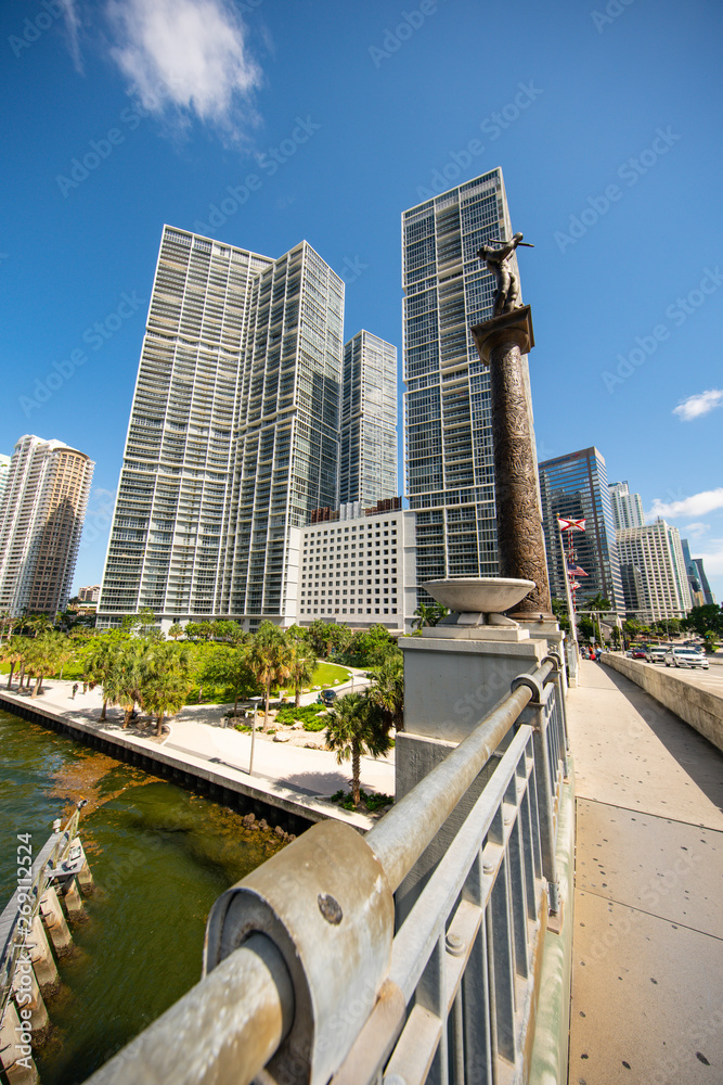 Naklejka premium Image of the brickle Bridge at downtown Miami