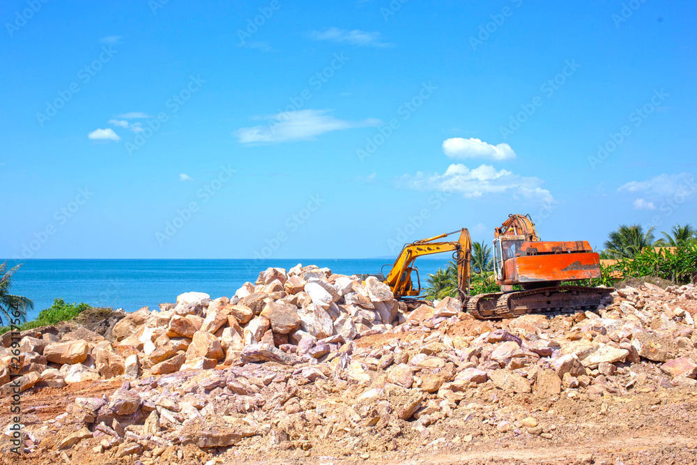 Obraz premium Work excavator on the seafront