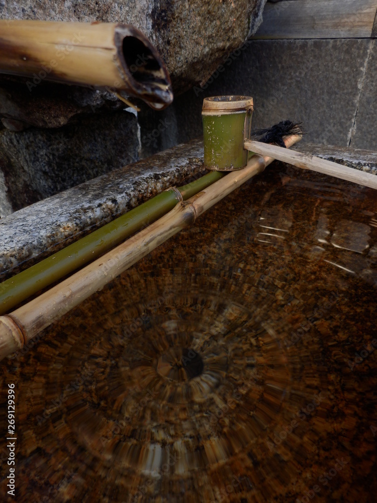 Obraz premium 寺の手水舎