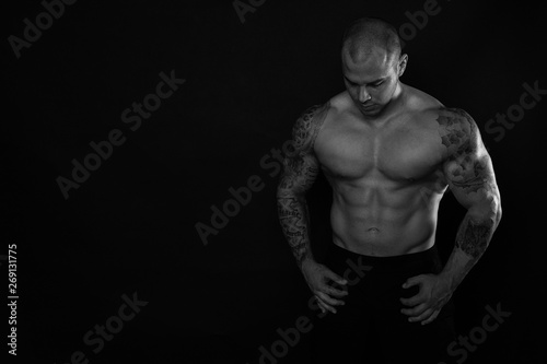 Junger Bodybuilder mit tattoos sehr muskulös © Rotscher