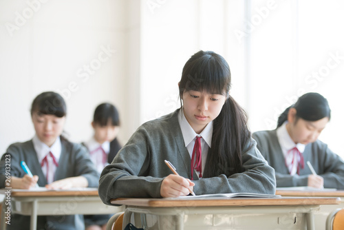 Foto 教室で授業を受ける女子学生