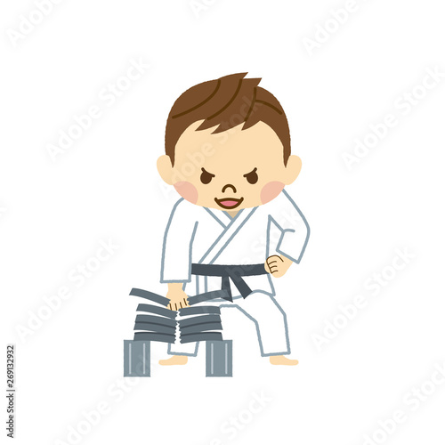 瓦割りをする男性
