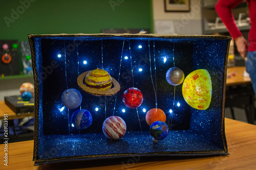 Maqueta del sistema solar o planetario para niños Stock Photo | Adobe Stock