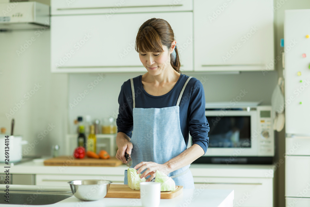キッチンで調理をする女性