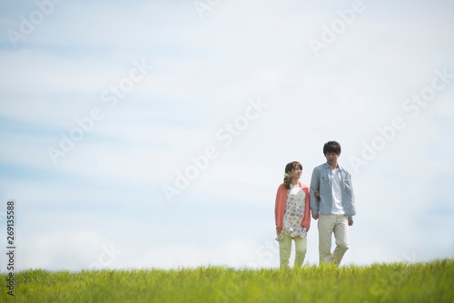 草原を歩くカップル © ohayou!