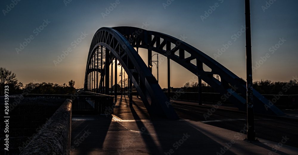 Naklejka premium Strenbrücke Magdeburg bei Sonnenuntergang