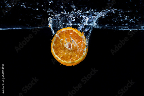 Fototapeta Naklejka Na Ścianę i Meble -  Orange with fresh water splash