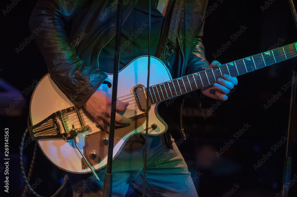 Obraz premium man playing guitar
