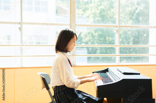 ピアノを演奏する女子高校生 photo
